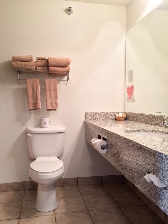 White Oak Inn And Suites Deer River 외부 사진
