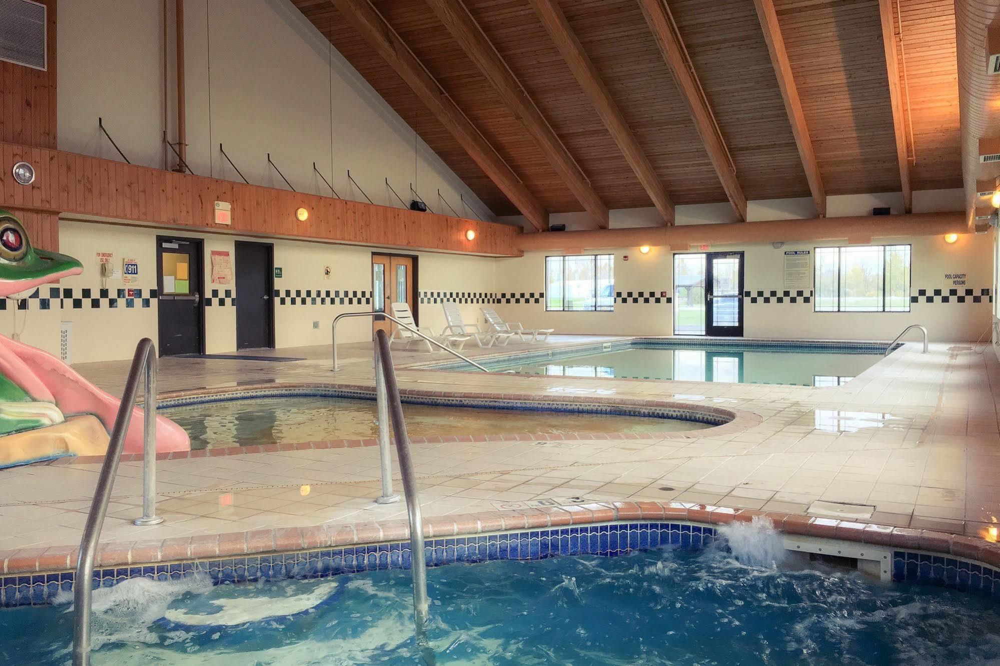 White Oak Inn And Suites Deer River 외부 사진