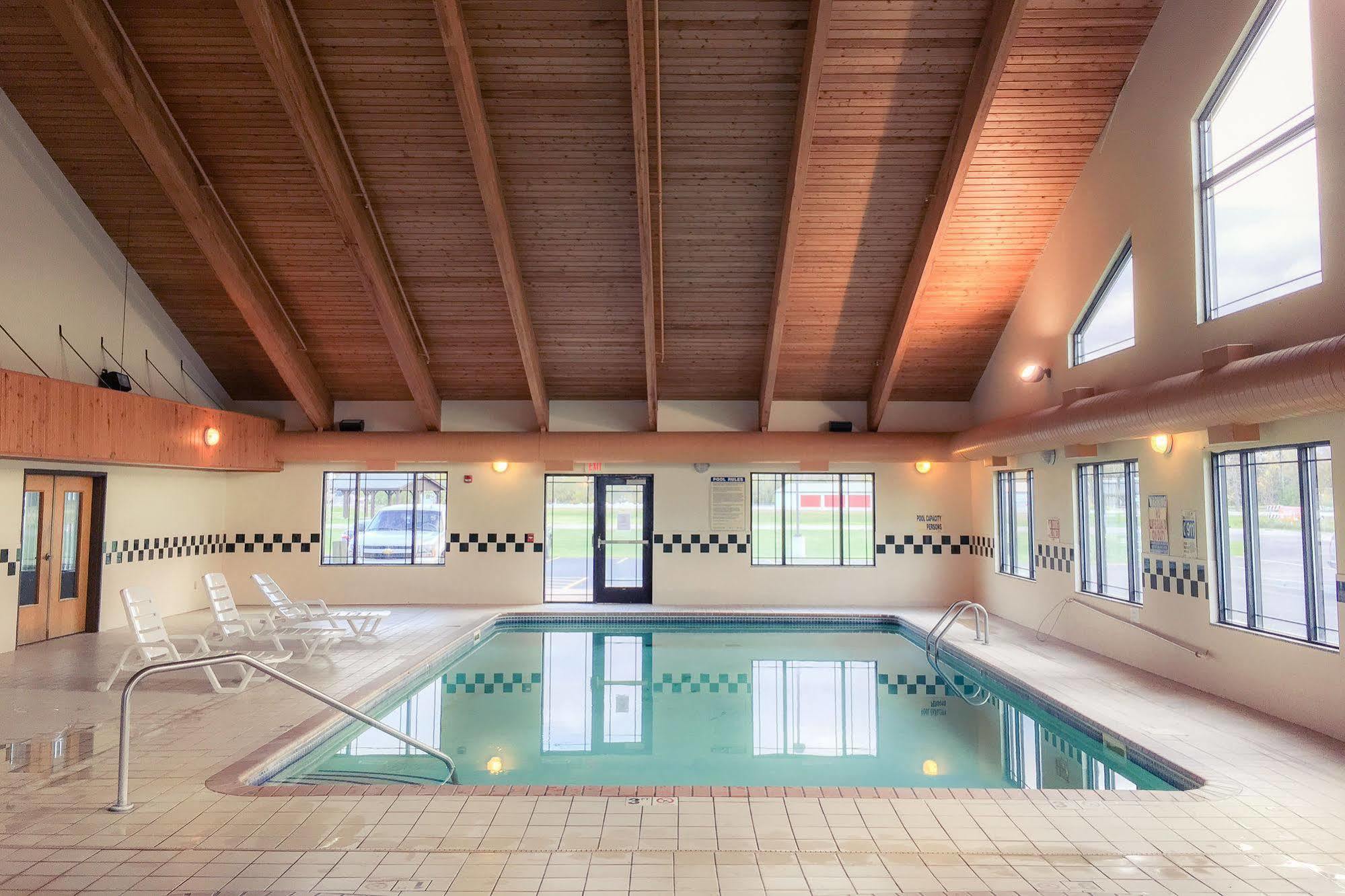 White Oak Inn And Suites Deer River 외부 사진